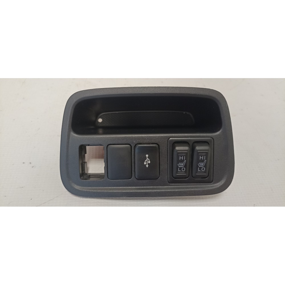 Κονσόλα με διακόπτες θέρμανσης Θέσεων και θήκη από Mitsubishi Space Star