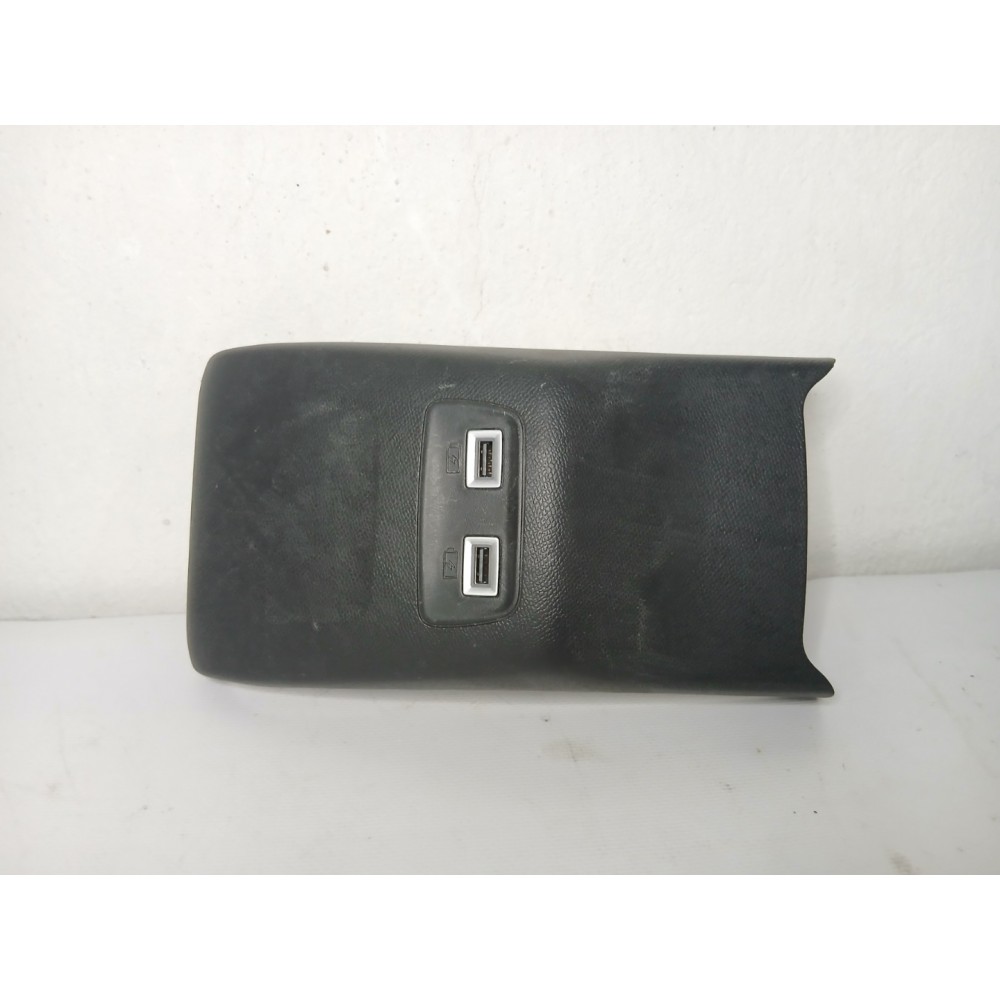 Κάλυμμα Πίσω Κονσόλας με Θύρες USB από Peugeot 208 Allure 2021